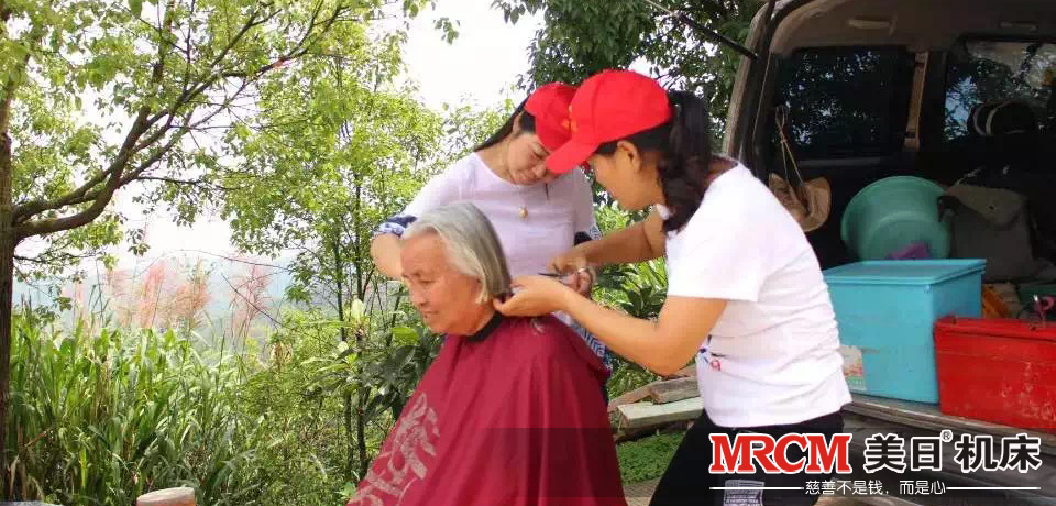 城南義工與大山深處父老鄉(xiāng)親心連心